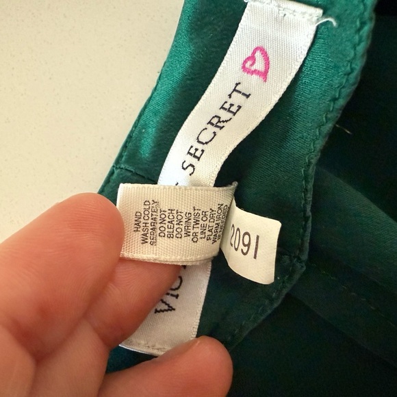 Vintage Victoria's Secret Green Camisole with Gold Embroidery 100% Silk - Picture 6 of 6